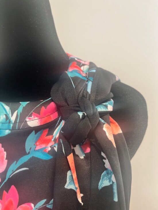 Vince Camuto Chic Dark Floral Cocktail Dress – Size Small ✨ - Picture 9 of 16